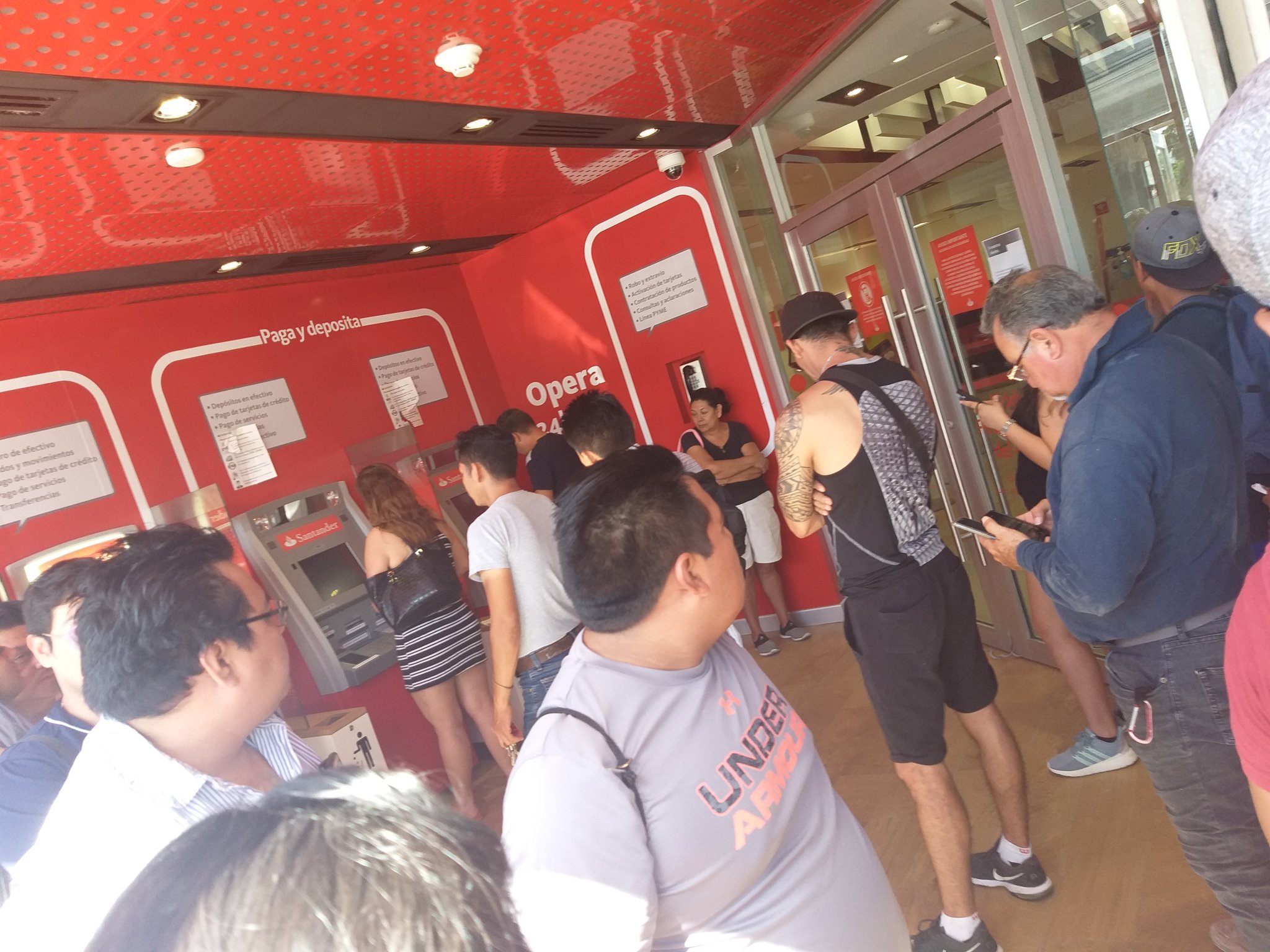 Bancos en México operan con personal limitado ante Covid-19, algunos usuarios se quejan