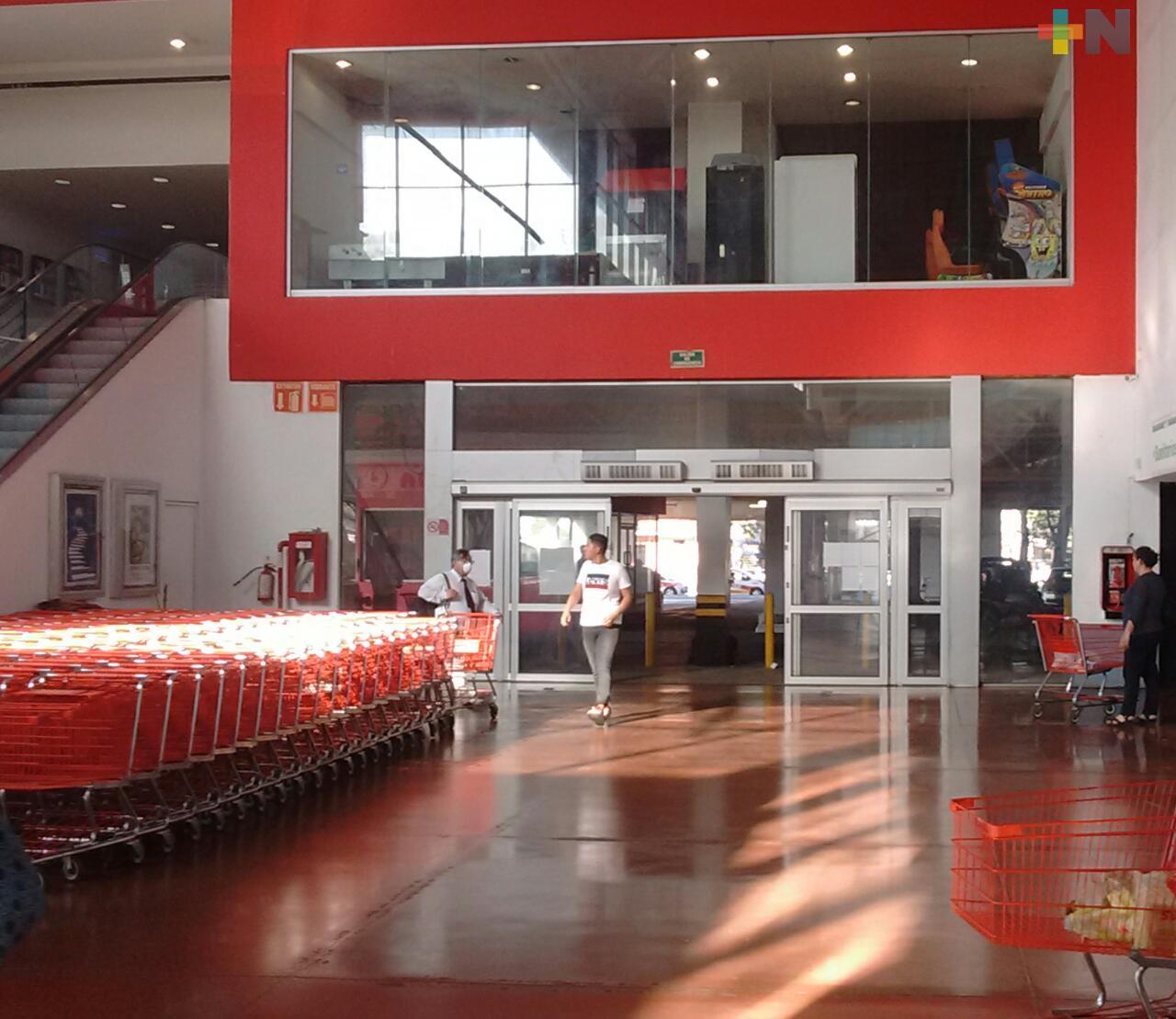 Protegen centros comerciales ante amenaza de saqueos