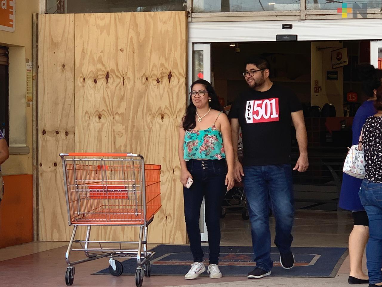 Tiendas comerciales de Coatzacoalcos aplican medidas para prevenir posibles saqueos
