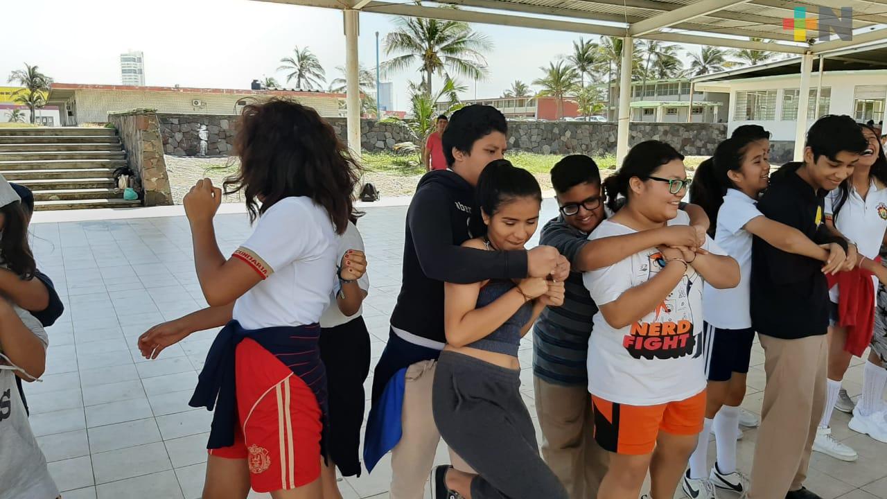Dan clases de defensa personal en escuela de Veracruz