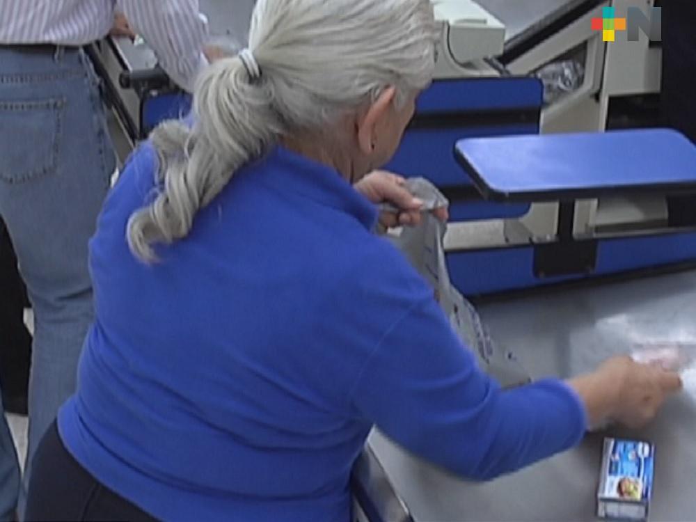 Se suma DIF Xalapa a campaña de redondeo para apoyar a empacadores de la tercera edad