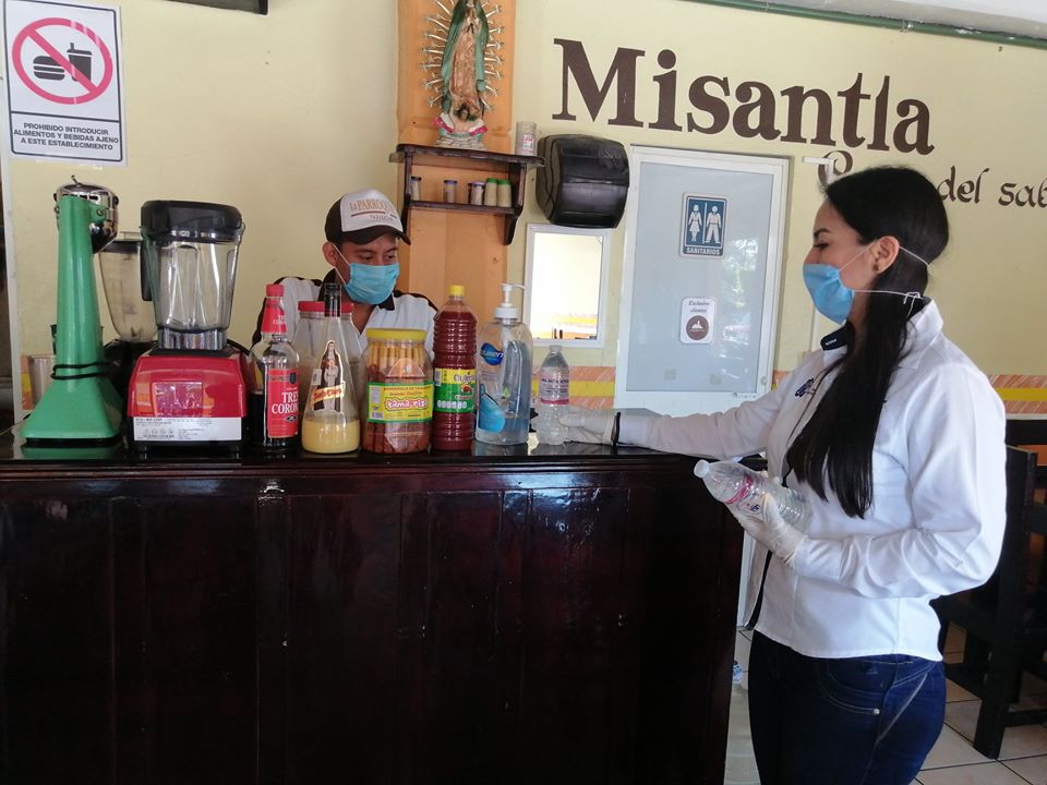 Tec Misantla reparte gel antibacterial en diversos puntos de la ciudad