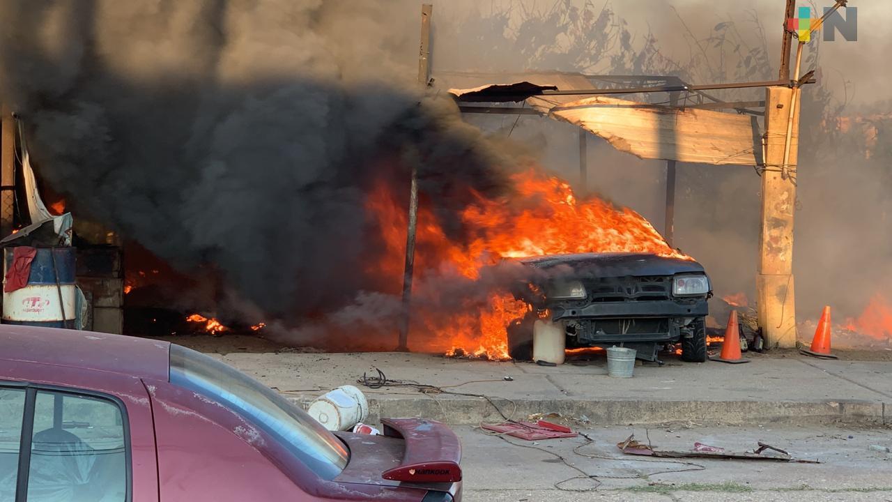 Incendio en taller de hojalatería y pintura consumió dos vehículos