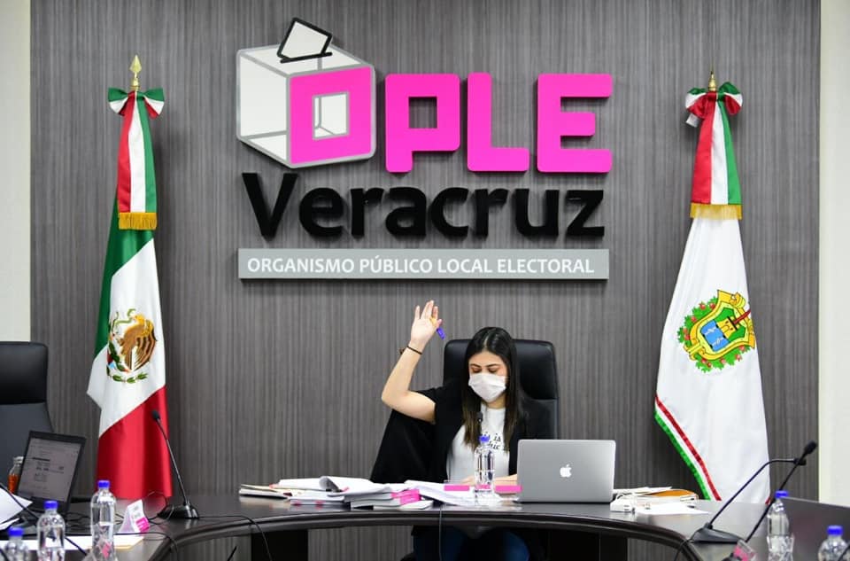 OPLE Veracruz sesiona con cubrebocas