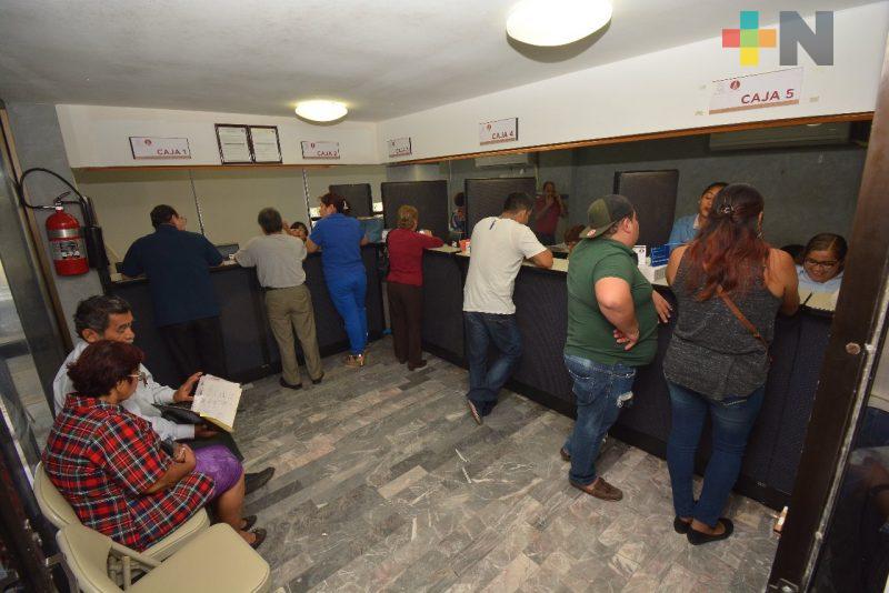 En Coatzacoalcos aprovecharon el último día de pago del predial con descuentos