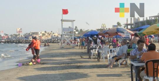 Playas de Veracruz siguen recibiendo turistas