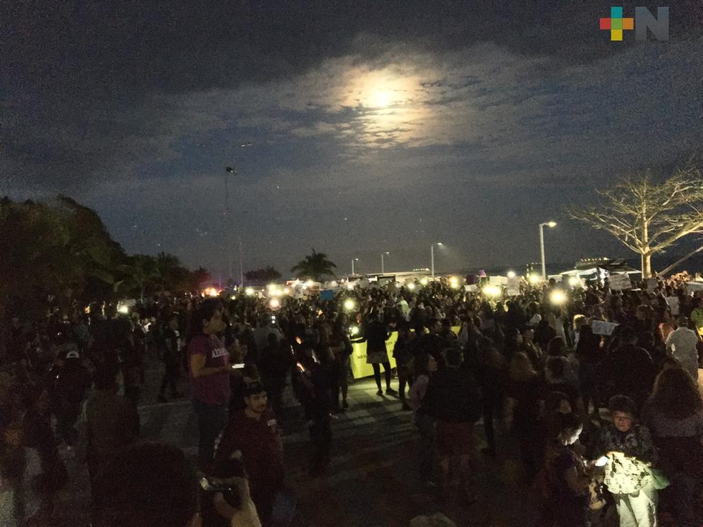Mujeres se manifestaron a oscuras en Boca del Río, ayuntamiento lamenta falla técnica