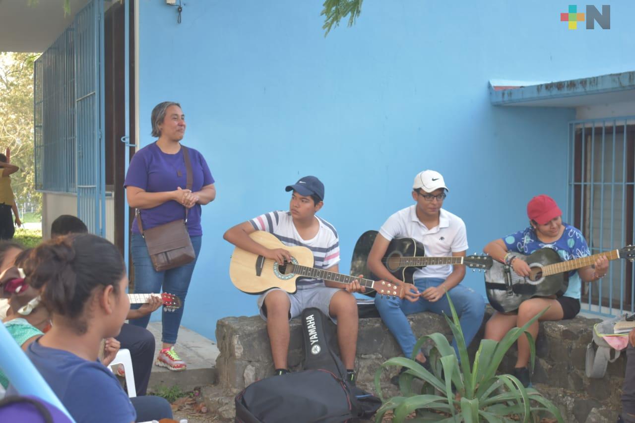 Jóvenes reciben talleres musicales en Tantoyuca