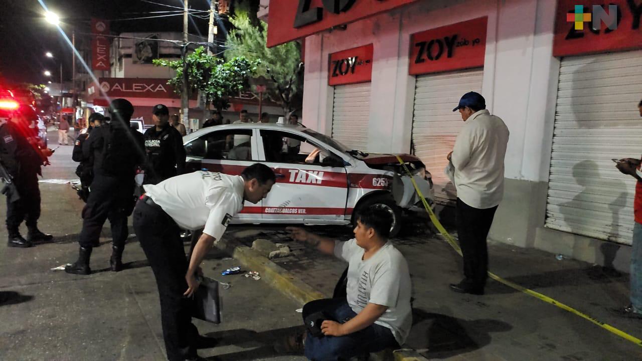 Choque entre motociclista y taxi en Coatzacoalcos