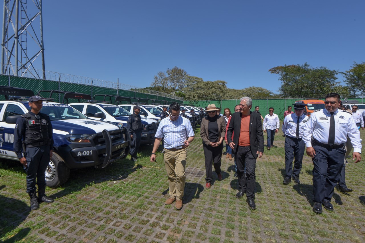 Entrega ayuntamiento de Xalapa, 37 unidades vehiculares a la Policía y Protección Civil