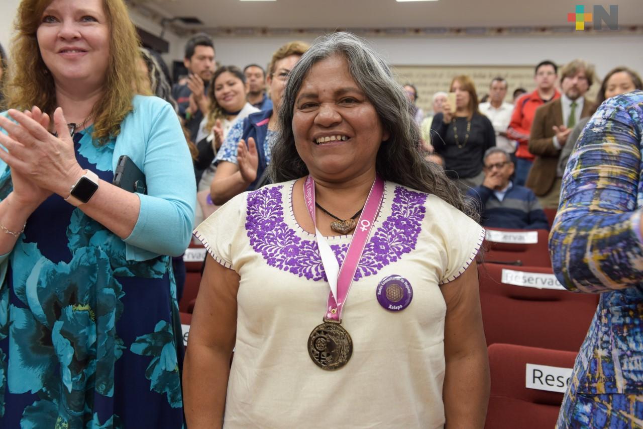 Entregan medalla María Teresa de Medina y Miranda a Rosalba Campos