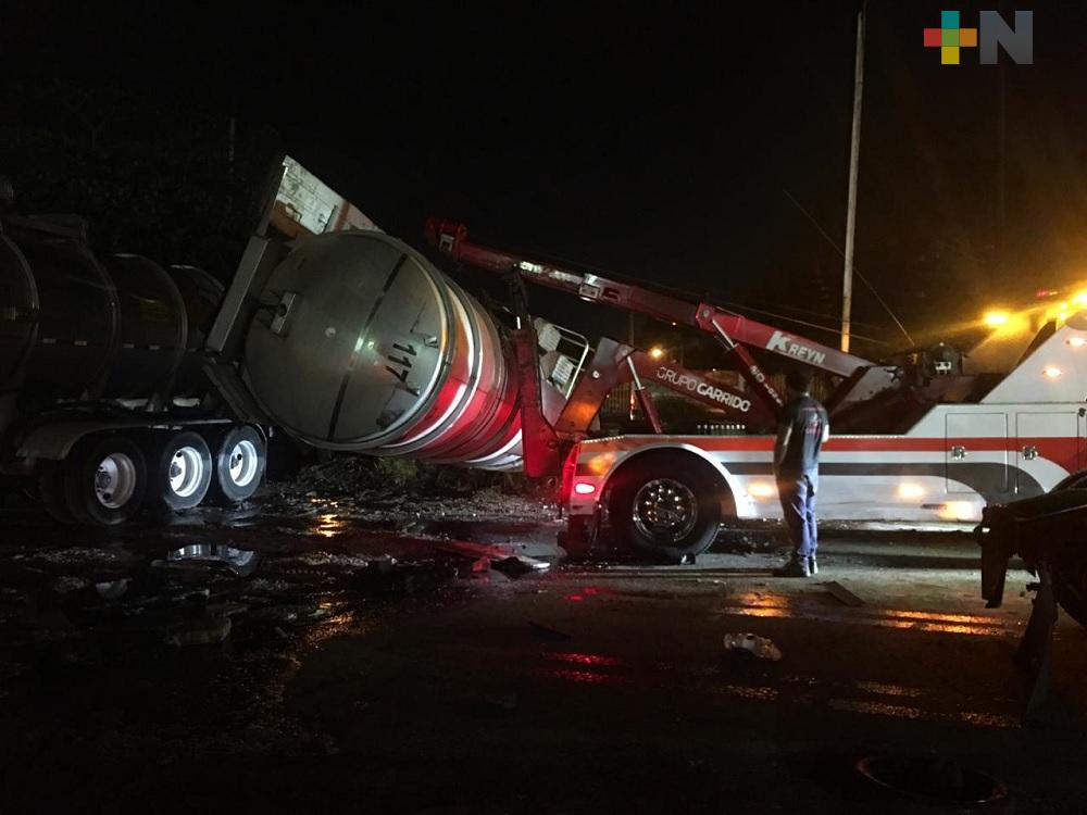 Investigarán a empresa propietaria de pipa que chocó y transportaba ácido fosfórico