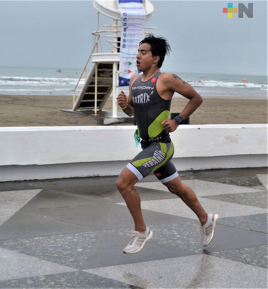 Cumplen triatletas en Juegos Estatales 2020