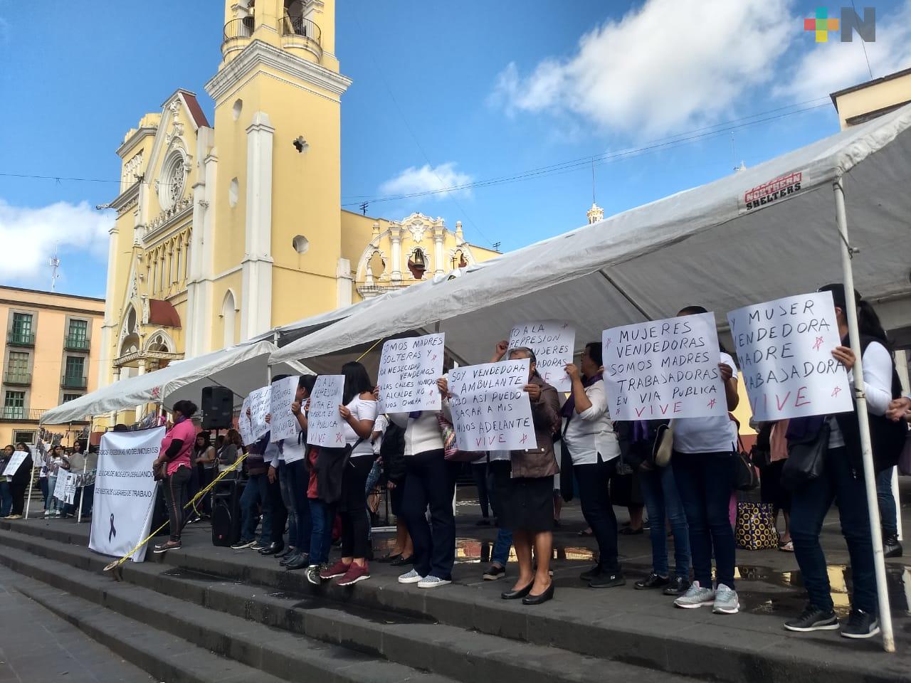 Ante inminente desalojo, vendedoras ambulantes de Los Lagos se manifestaron