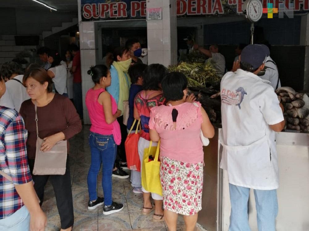 A pesar de contingencia sanitaria, pescaderías lucen abarrotadas en Xalapa
