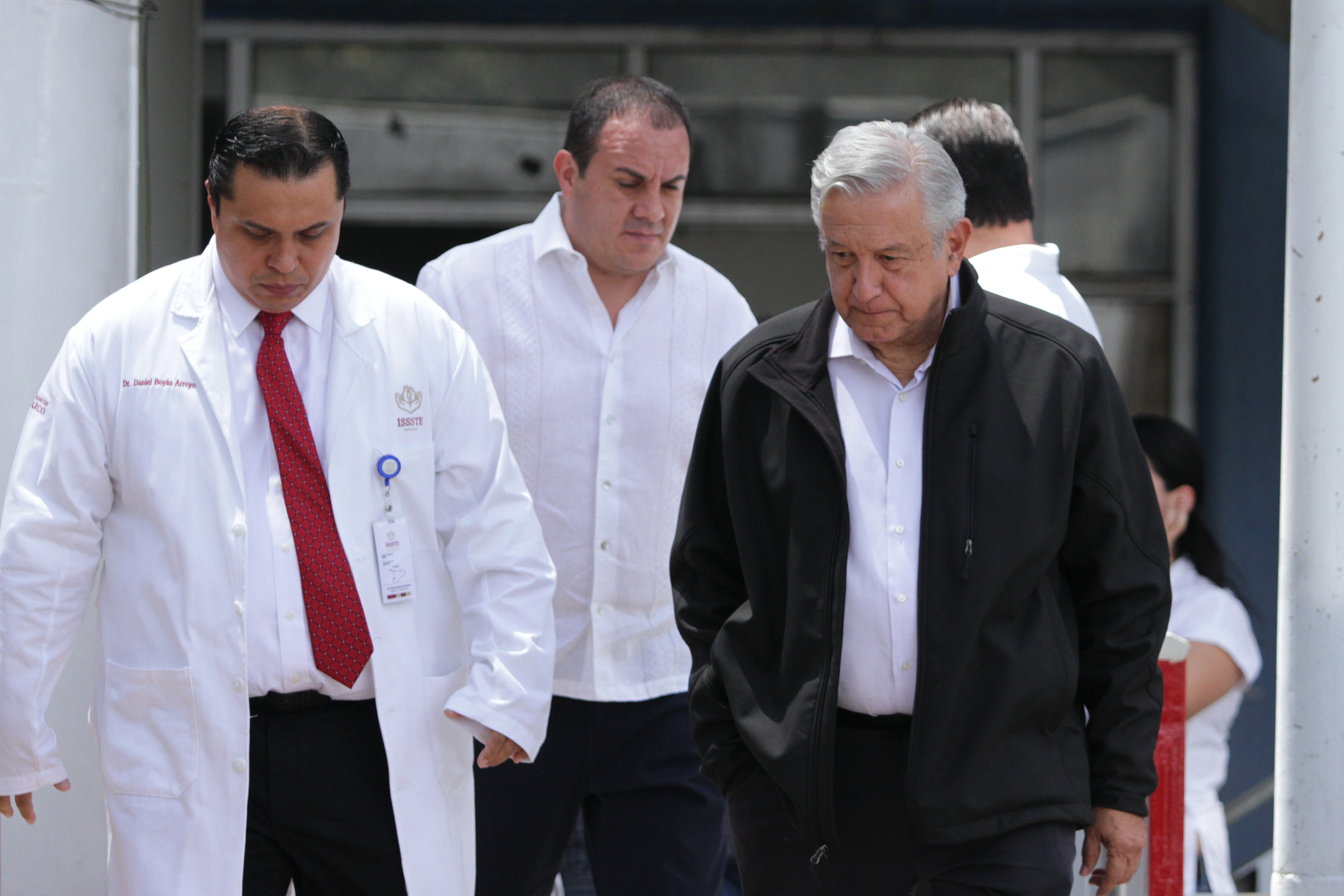 AMLO anuncia plan para contratar a médicos y enfermeras