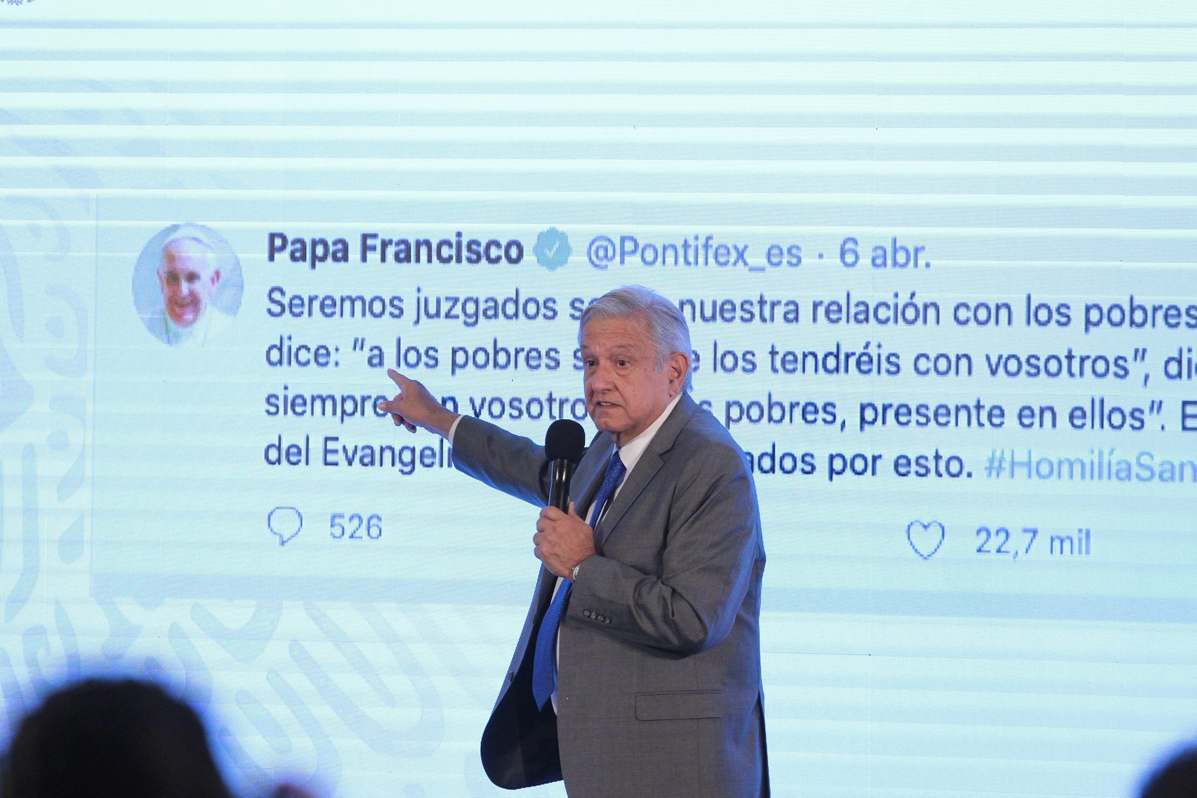 AMLO dice coincidir con Papa Francisco en atención prioritaria a pobres