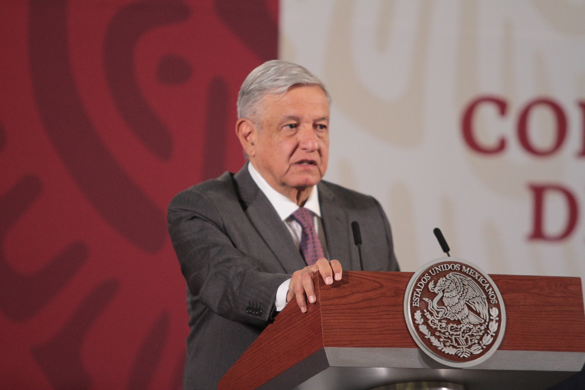 Celebra AMLO que gente se quede en casa sin necesidad de toque de queda