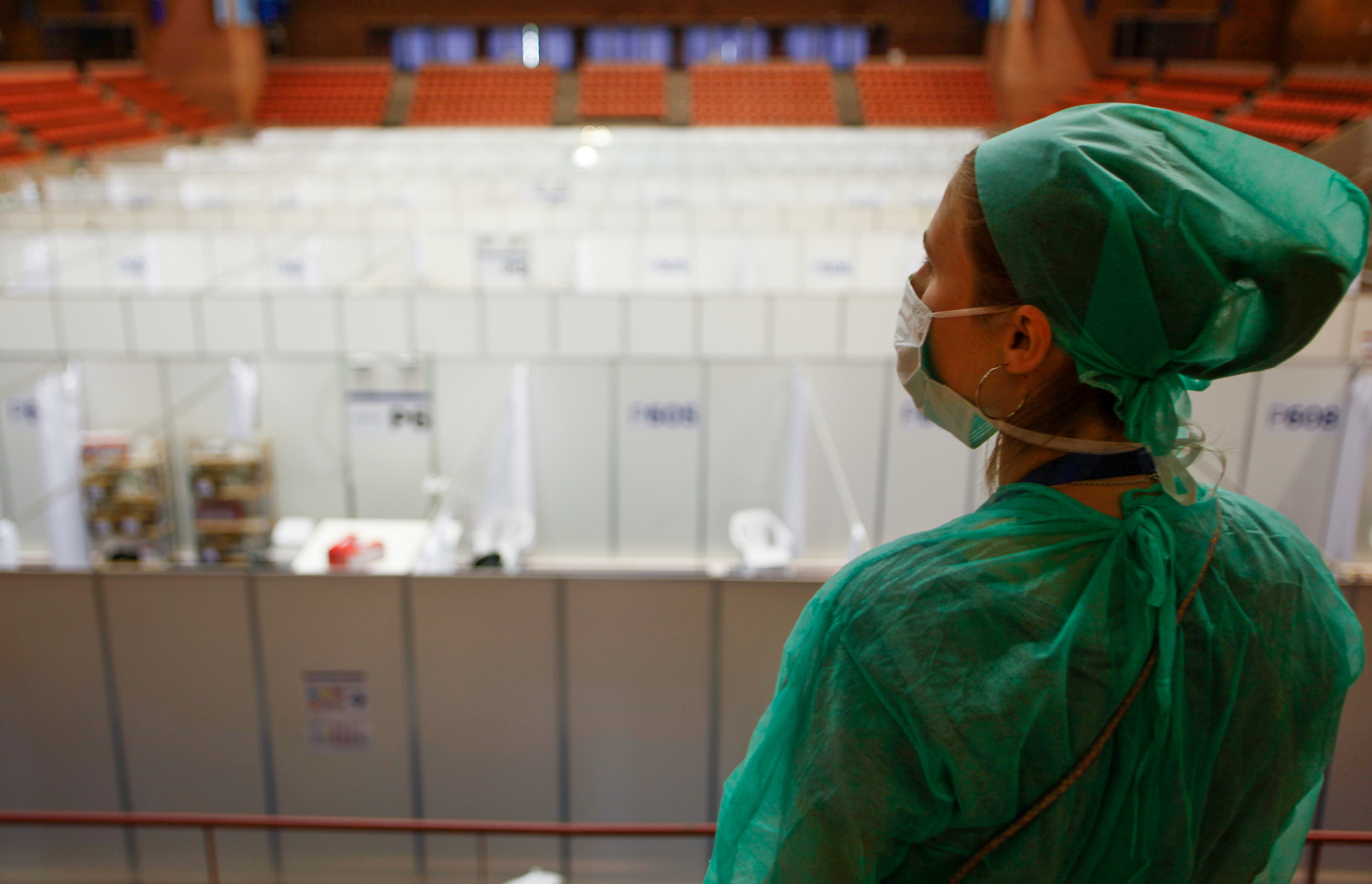 España reporta la cifra más baja de muertes por coronavirus en un mes