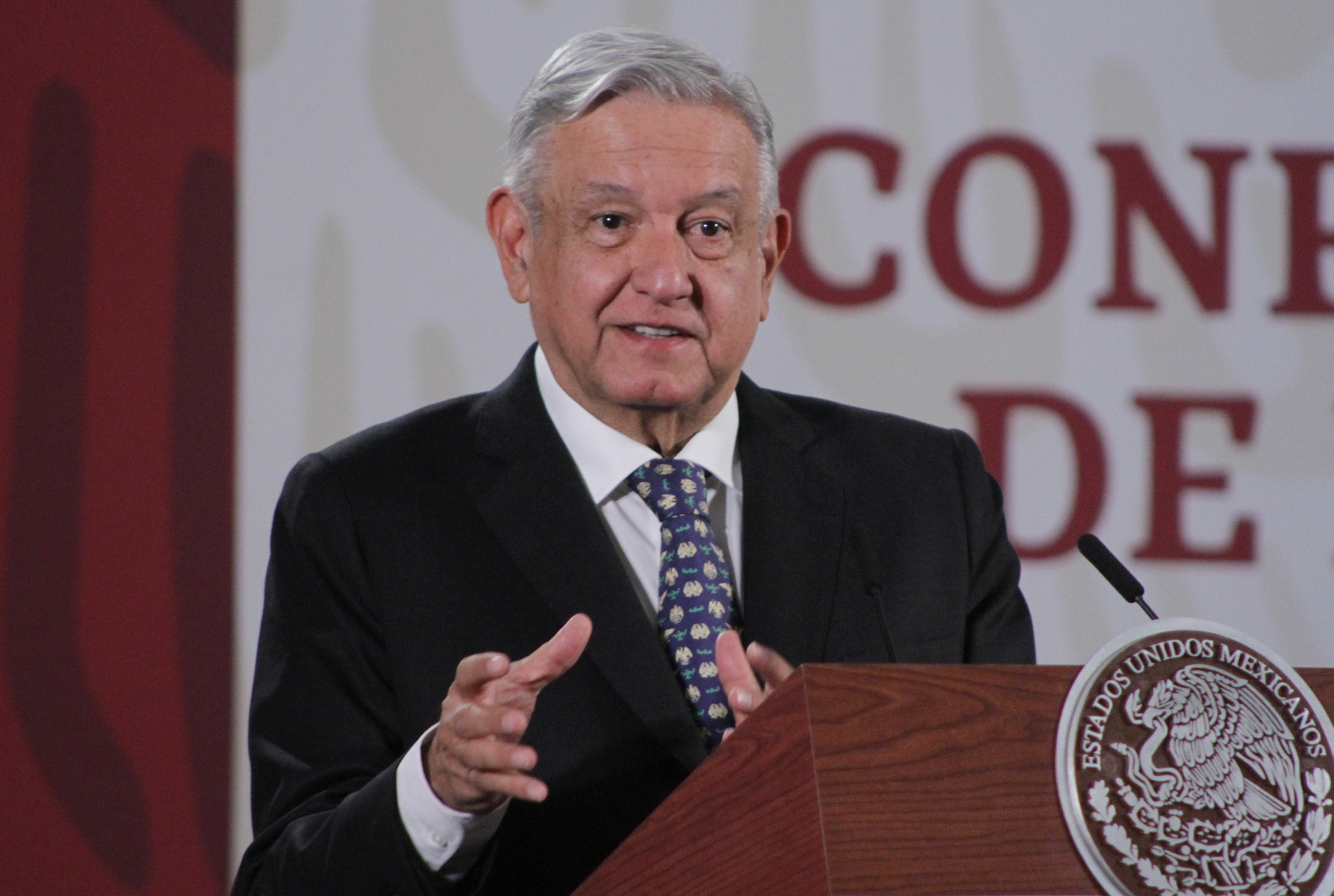 Arremete AMLO contra periódicos por noticias falsas