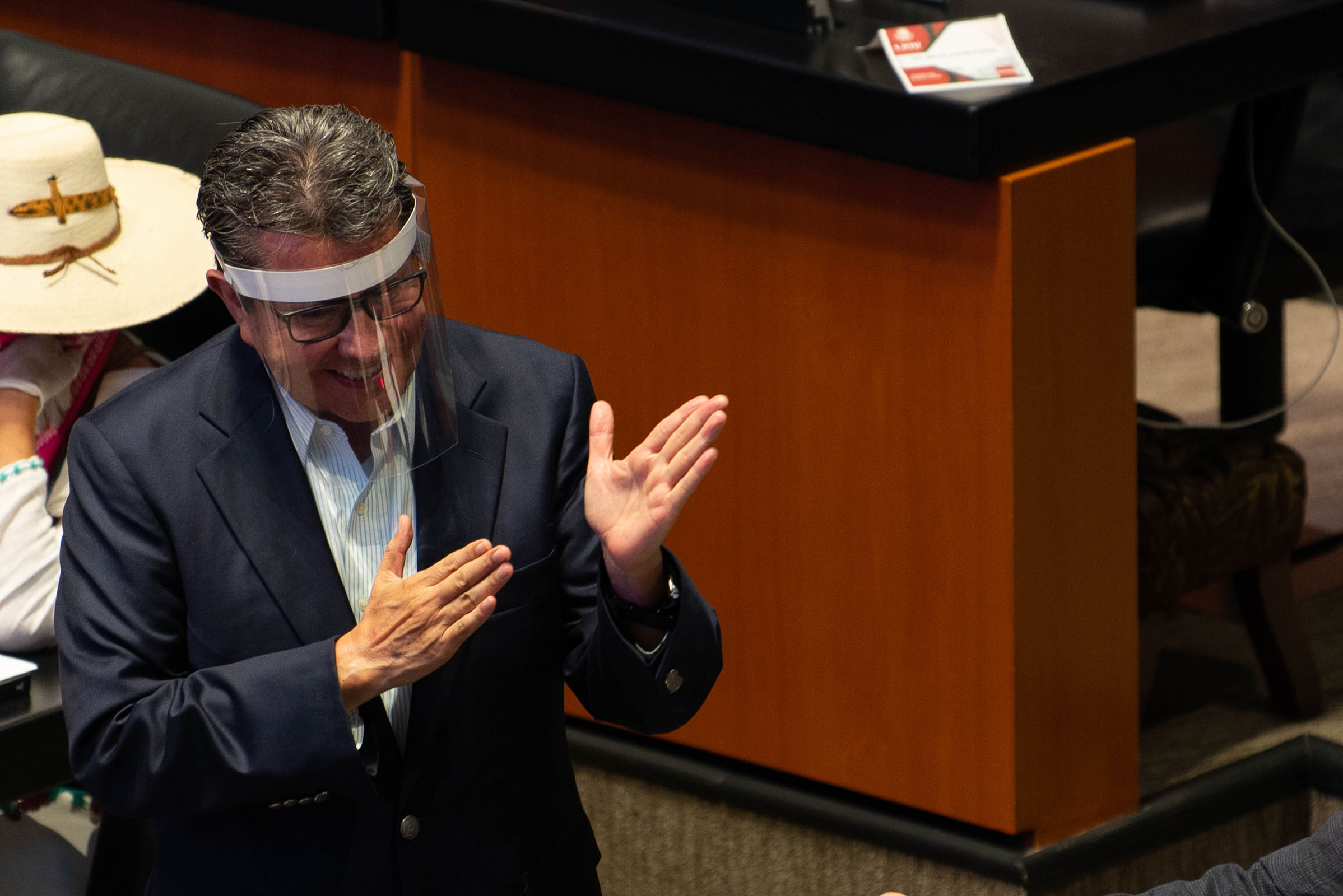 Debe ser voluntaria reducción salarial de funcionarios: Monreal