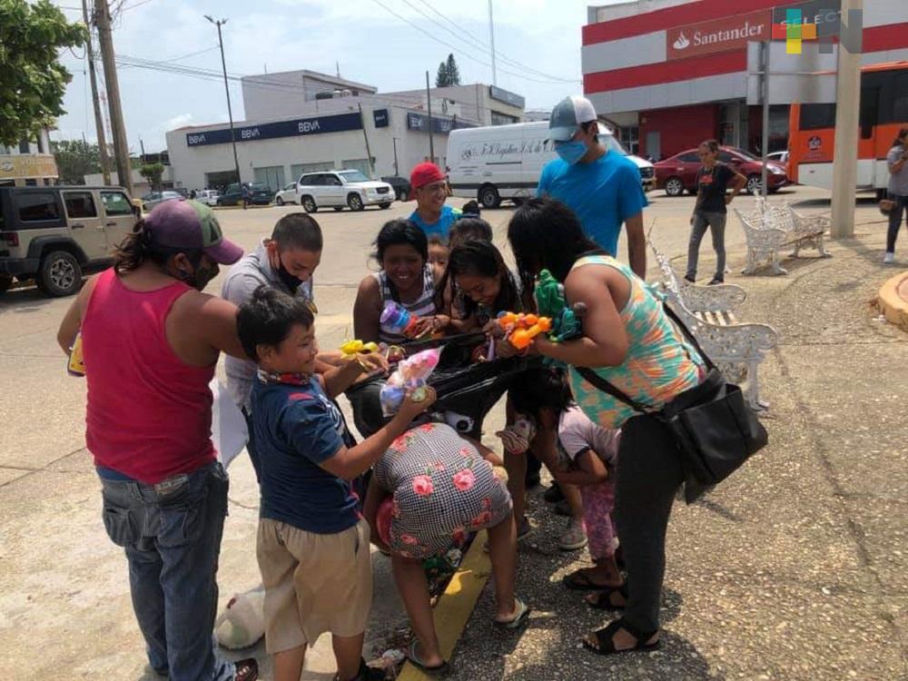 Agrupación “Ayuda a Ayudar Coatza» entrega juguetes a niños en situación vulnerable