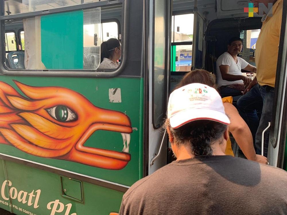 Algunos choferes y usuarios cumplen con medidas de sanidad en Coatzacoalcos