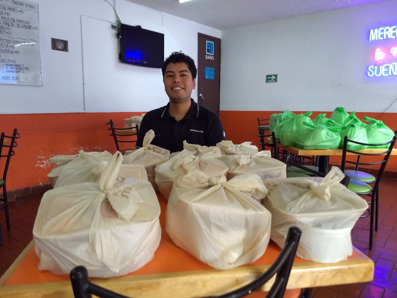 Solidarios, micro empresarios xalapeños brindan alimento a más necesitados