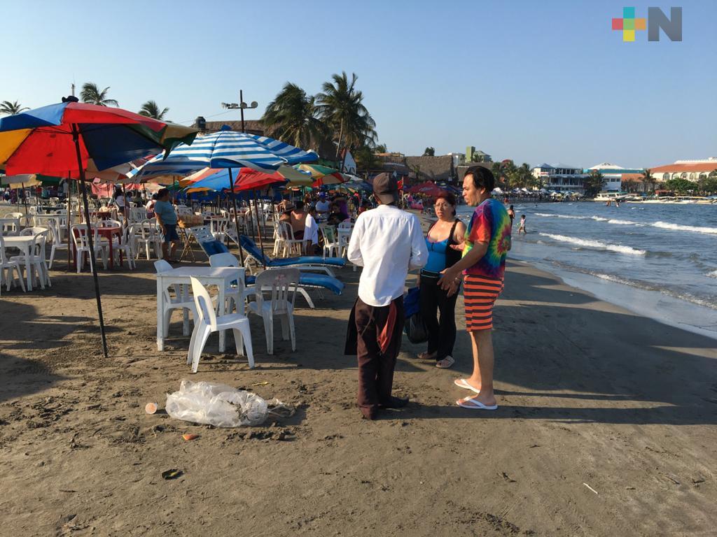 A pesar de contingencia, bañistas disfrutan de playas de Veracruz