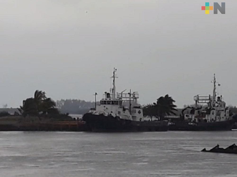 Buques petroleros esperan descargar combustible en la terminal de Pemex en Tuxpan