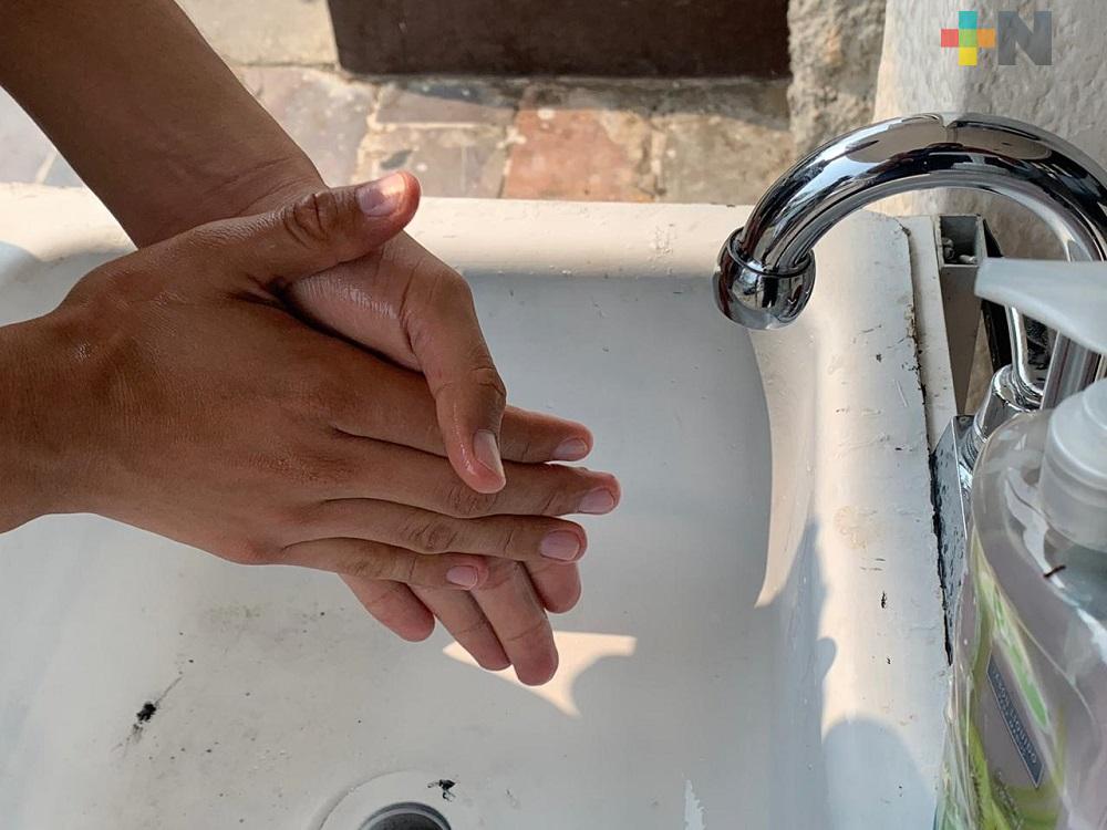 Canaco Coatzacoalcos instala lavamanos afuera de sus instalaciones