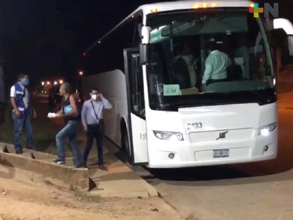 Trasladan a centroamericanos de Estación Migratoria de Acayucan, a Casa del Migrante