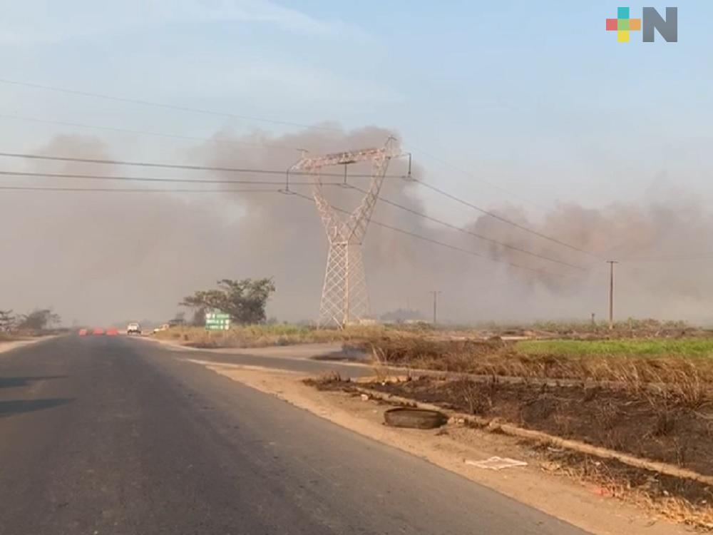 Cierran carretera Las Matas por incendio en el pantano