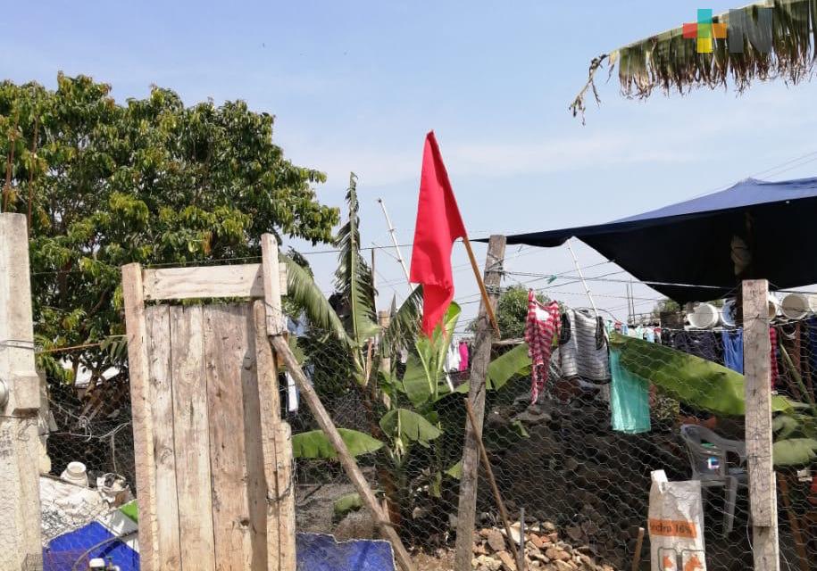 Colonos de periferia de Xalapa colocan banderas rojas para pedir una despensa
