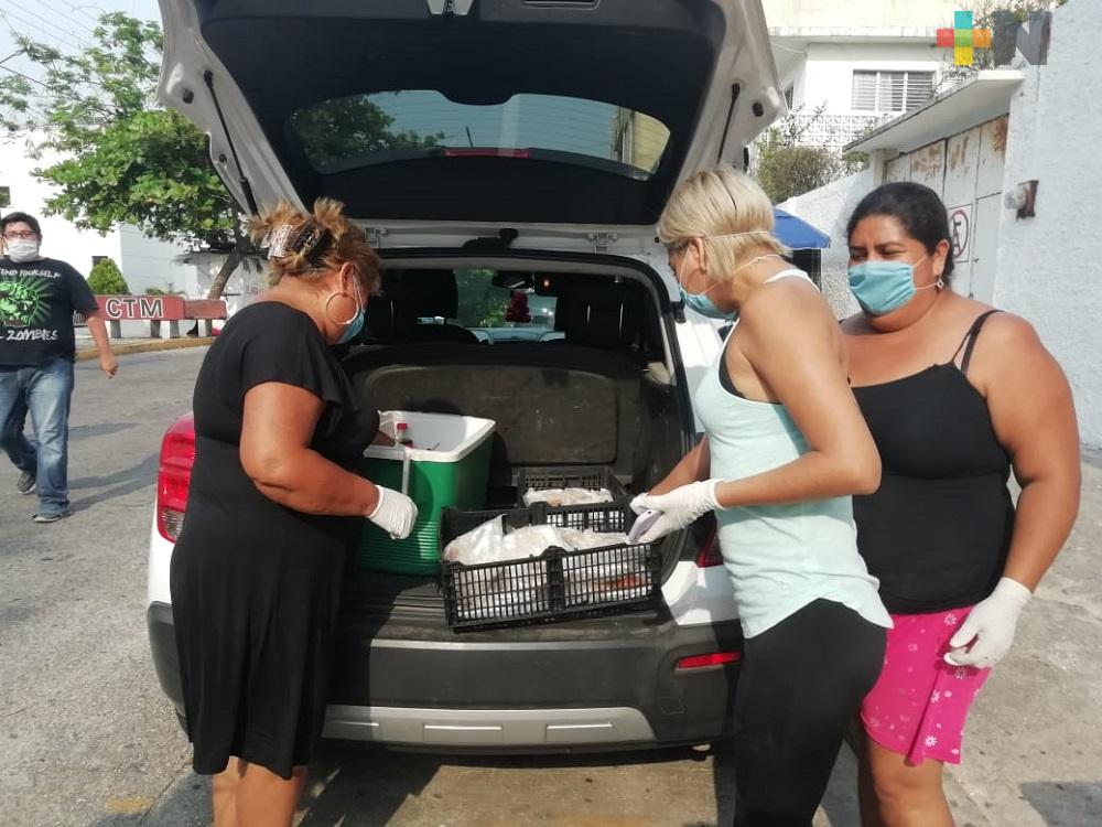 Como acción solidaria, mujeres reparten tacos a familiares de pacientes internados en instituciones de salud