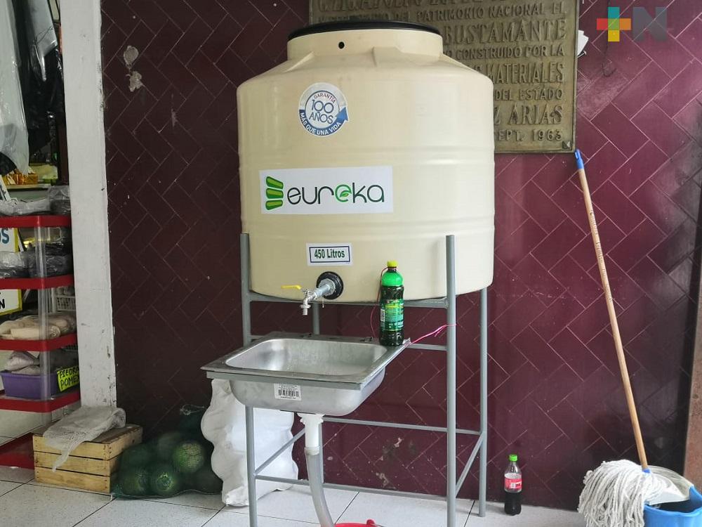 Como medida sanitaria, instalan estación de lavado de manos en mercado de Coatzacoalcos
