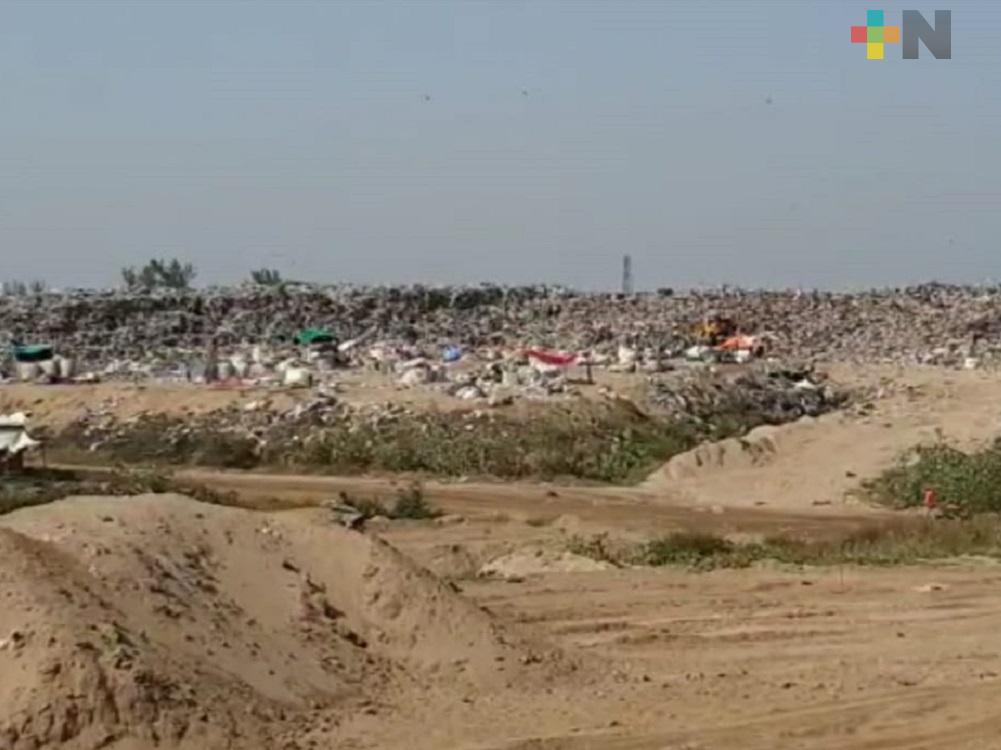 Con 30 mil litros de agua, sofocaron incendio en basurero de Villa Allende