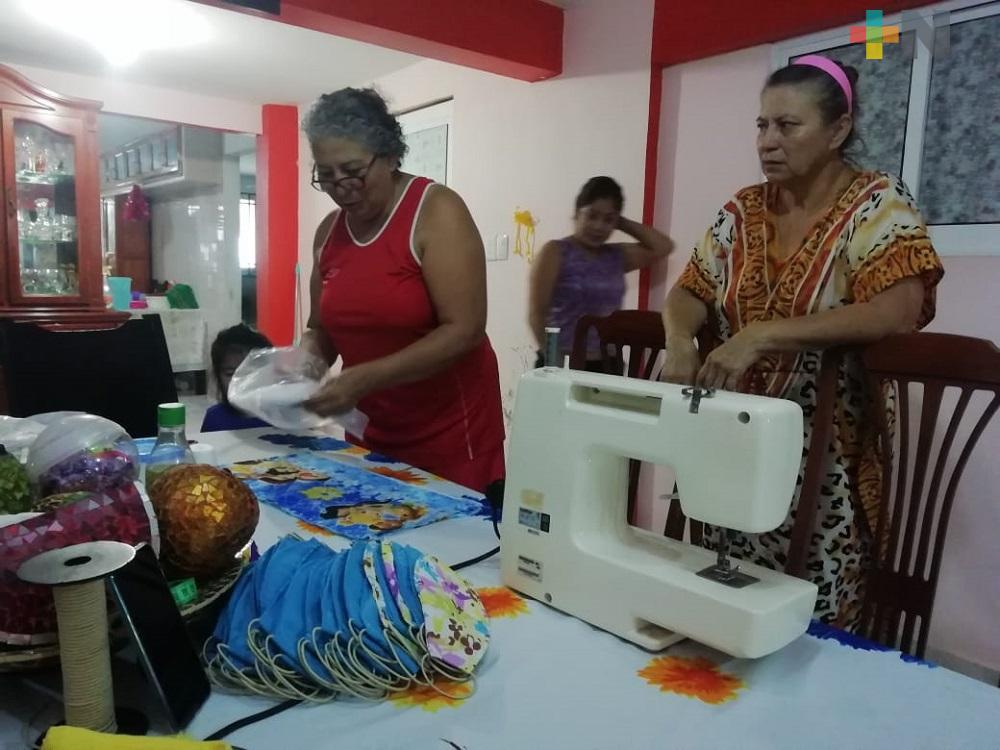 Con recursos propios, familia de Coatzacoalcos elabora cubrebocas para donar a personal médico