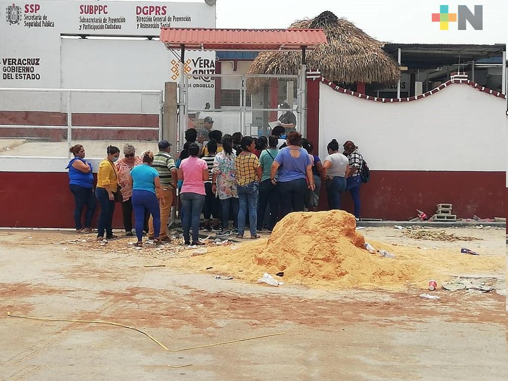 Continúan ingresando familiares de reos al CERESO Duport Ostión de Coatzacoalcos
