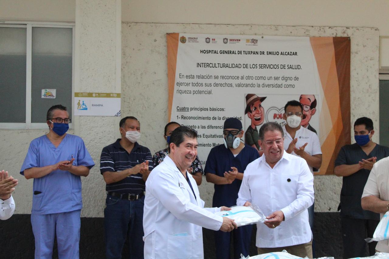 Entrega diputado Pozos Castro equipo médico al Hospital Regional de Tuxpan