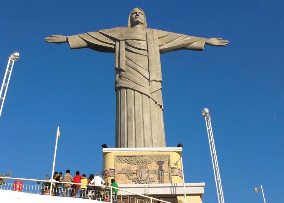 Iluminan al Cristo Redentor de Tihuatlán; agregan la palabra Fe