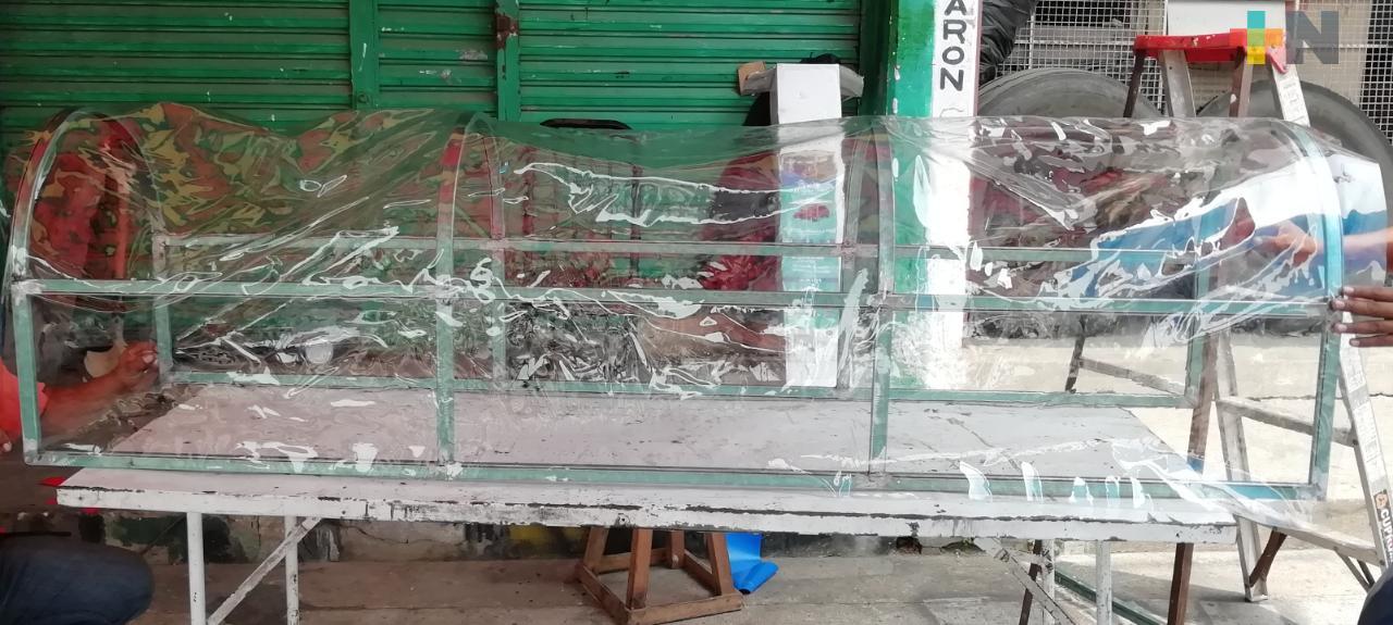 Dos cápsulas de aislamiento y overoles dona un negocio de lonas al Hospital Regional de Coatzacoalcos