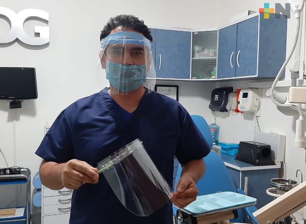 Dentista elabora caretas al detener el desempeño de su profesión