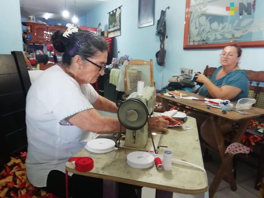 Doña Dula elabora y regala cubrebocas a los porteños en estos días de contingencia