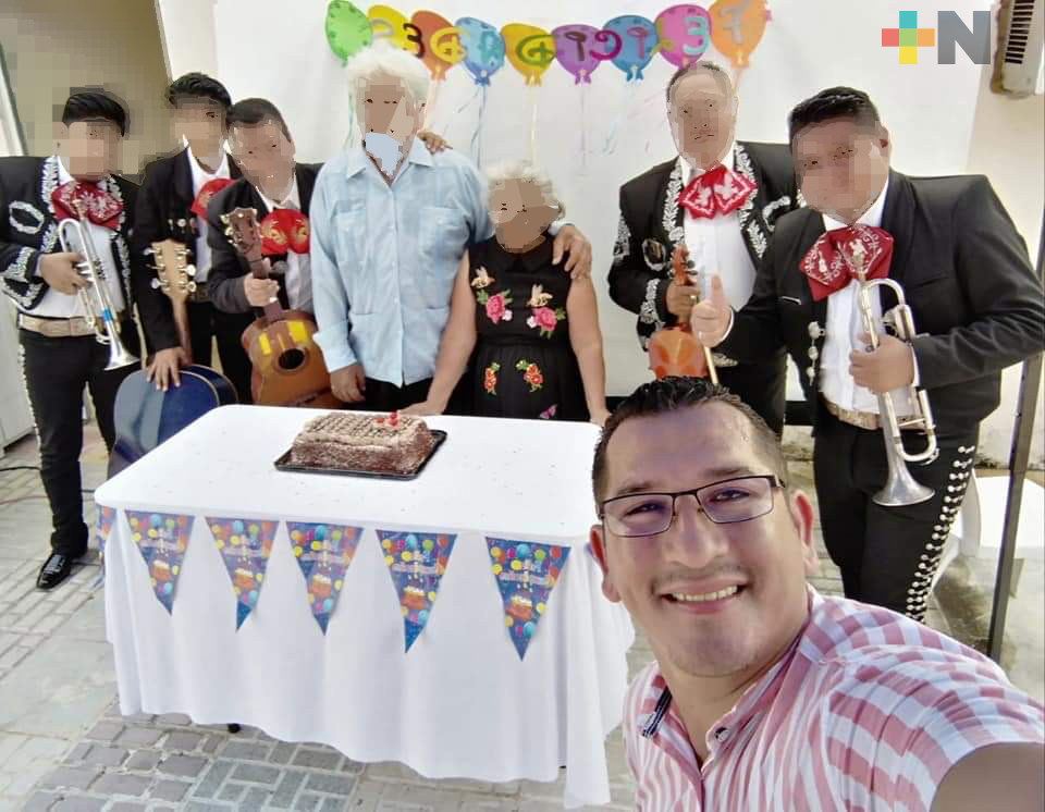 Sin respetar sana distancia, edil panista celebra reunión familiar