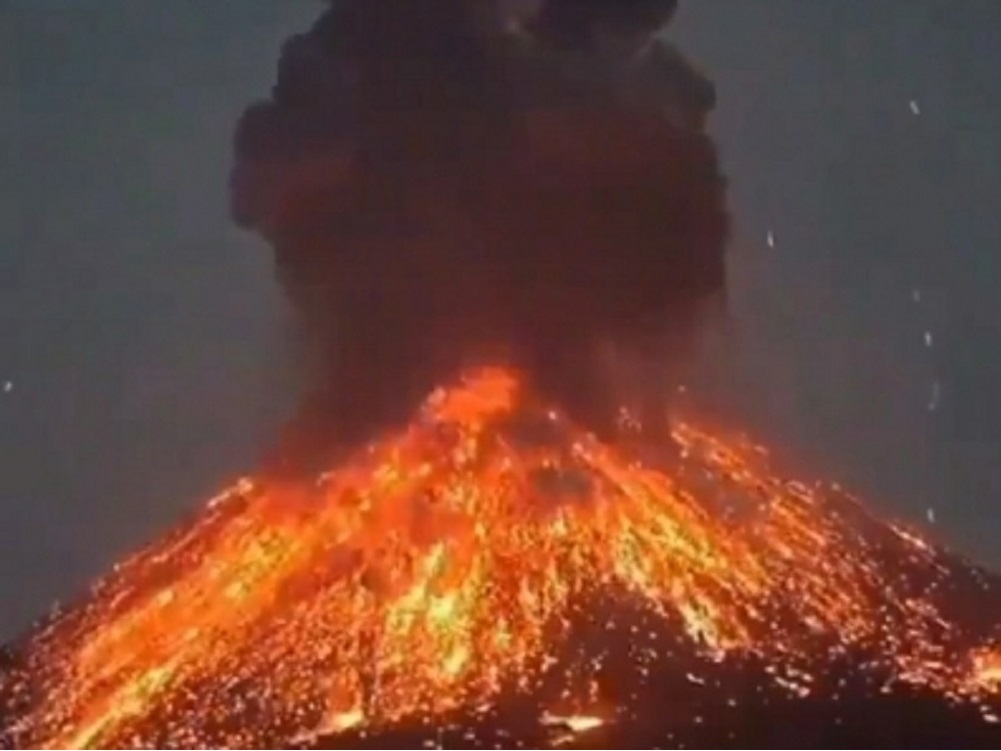 El volcán Krakatoa hace erupción y mantiene actividad constante