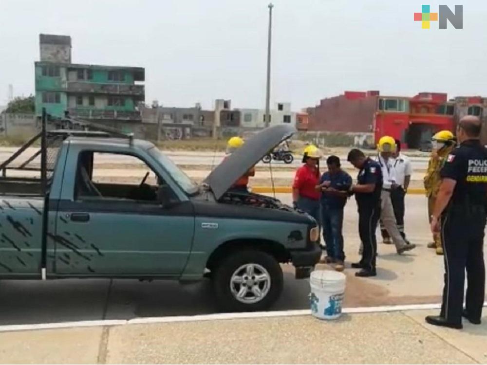 En Coatzacoalcos, altas temperaturas provocan incendios en autos