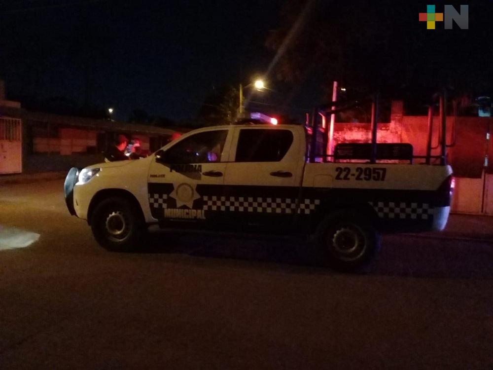 En Coatzacoalcos, motociclista pierde la vida al impactarse contra barda perimetral