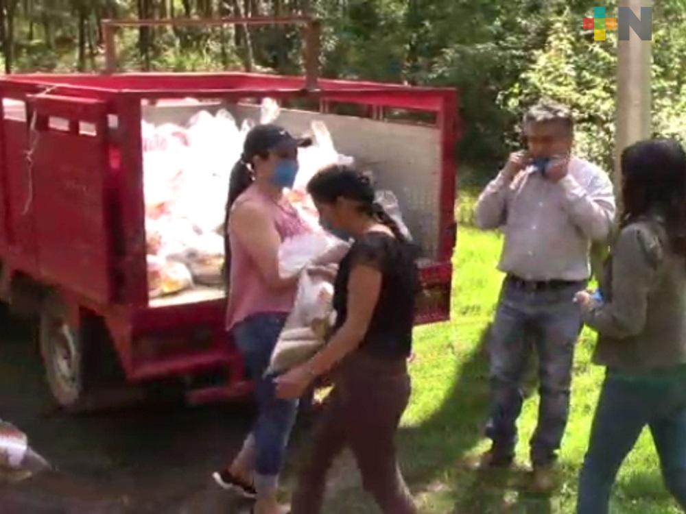 En Huayacocotla, entregan despensas a personas vulnerables