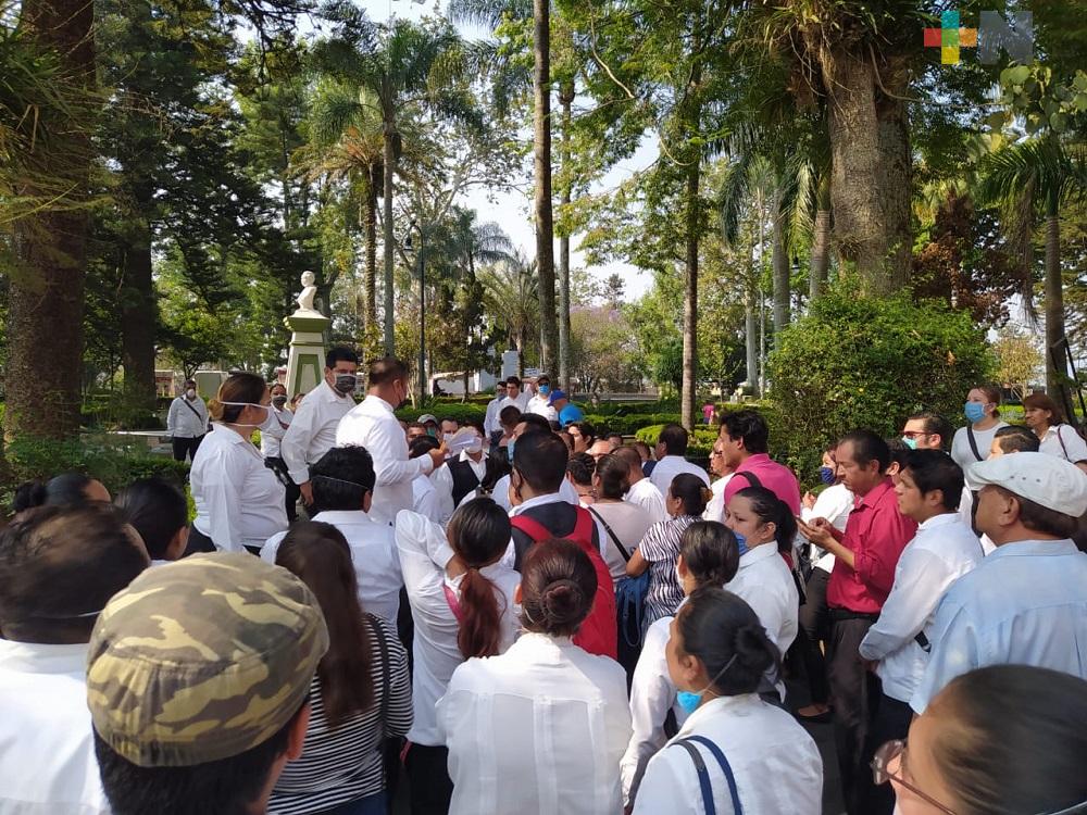 En Xalapa, meseros independientes piden apoyos o empleo temporal
